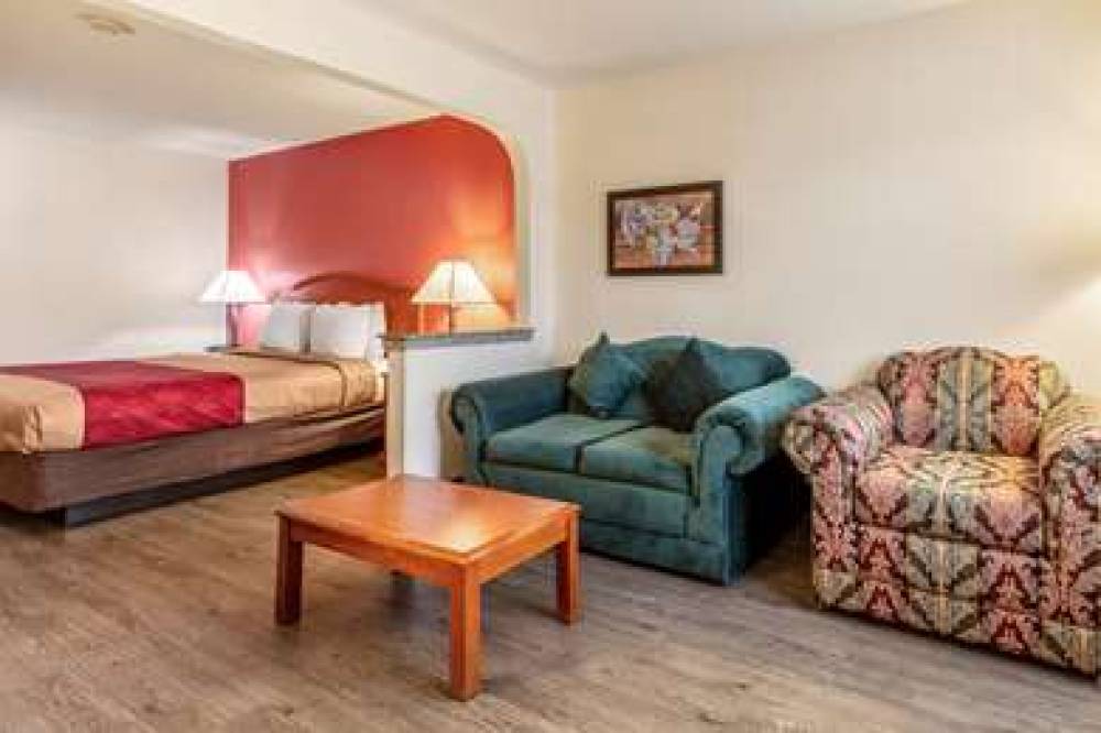 Econo Lodge Inn & Suites 8