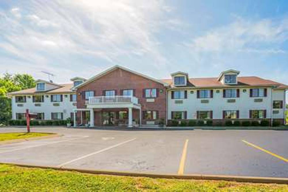 Econo Lodge Inn & Suites 2