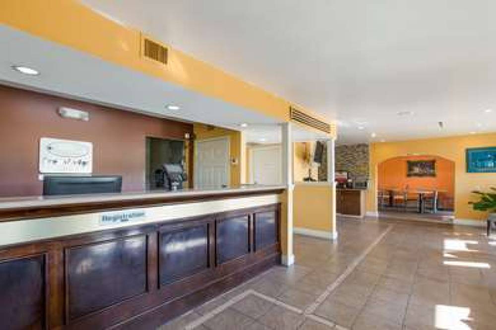 Econo Lodge Inn & Suites I-65 3