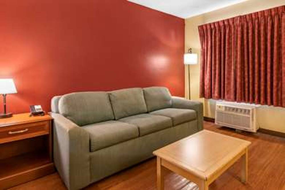 Econo Lodge Inn & Suites Maingate Central 6