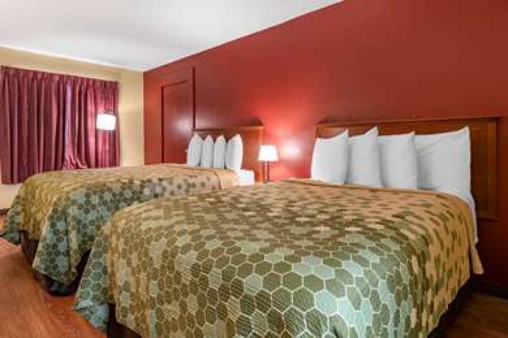 Econo Lodge Inn & Suites Maingate Central 9