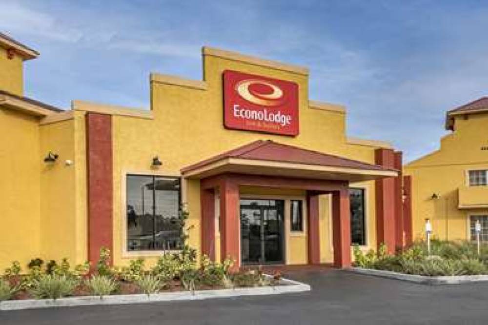 Econo Lodge Inn & Suites Maingate Central 3