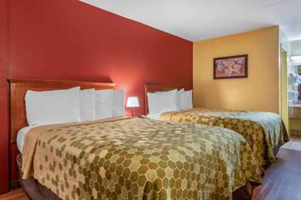 Econo Lodge Inn & Suites Maingate Central 8