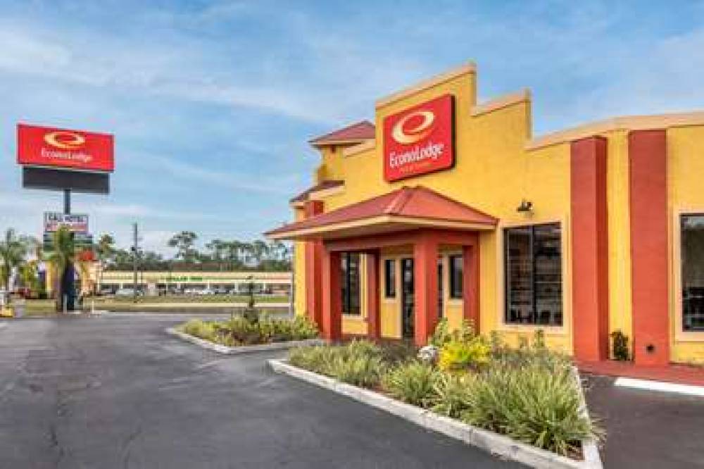 Econo Lodge Inn & Suites Maingate Central 2