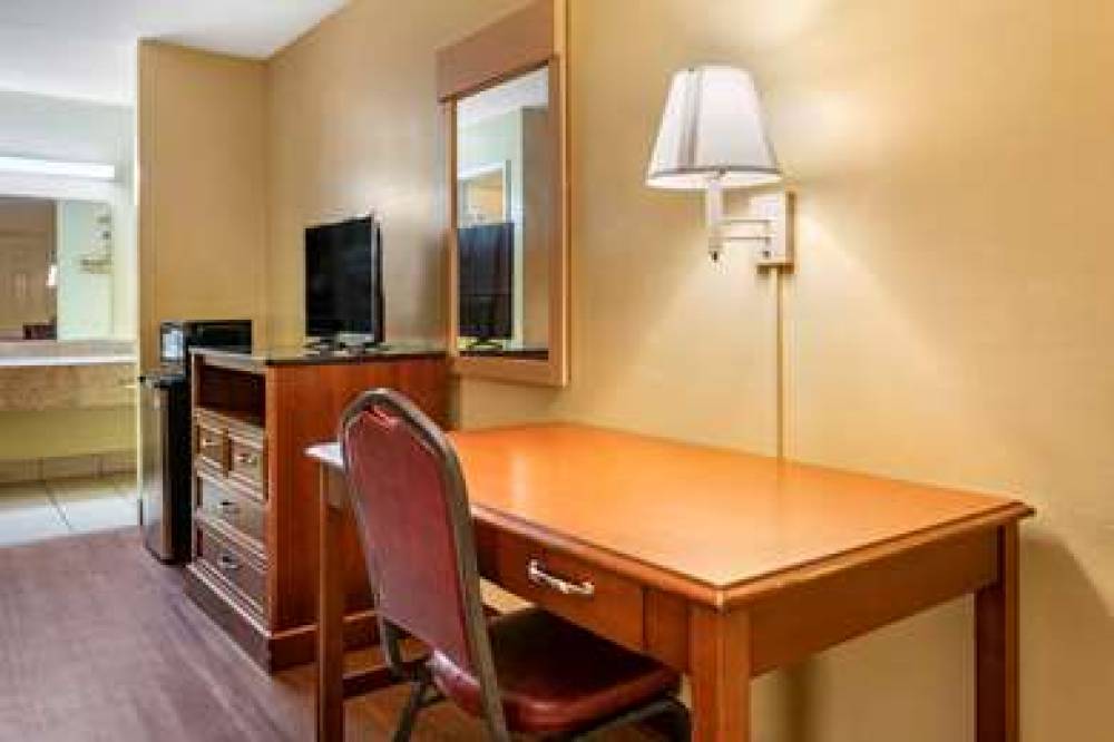 Econo Lodge Inn & Suites Maingate Central 10