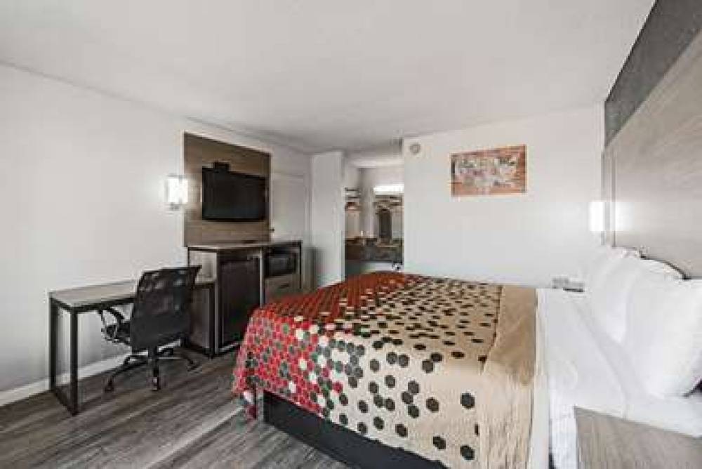 Econo Lodge Inn & Suites Near Bricktown 9