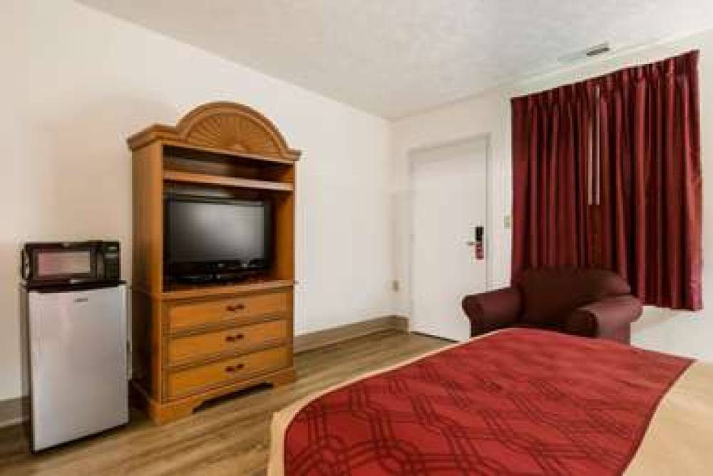 Econo Lodge Inn & Suites Near Split Rock And Harmony Lake 9