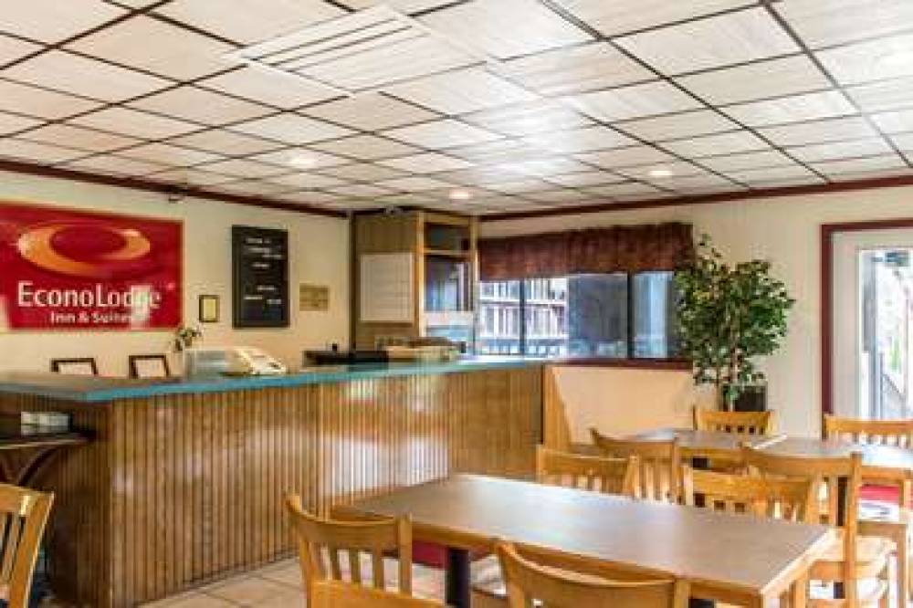 Econo Lodge Inn & Suites Near Split Rock And Harmony Lake 3