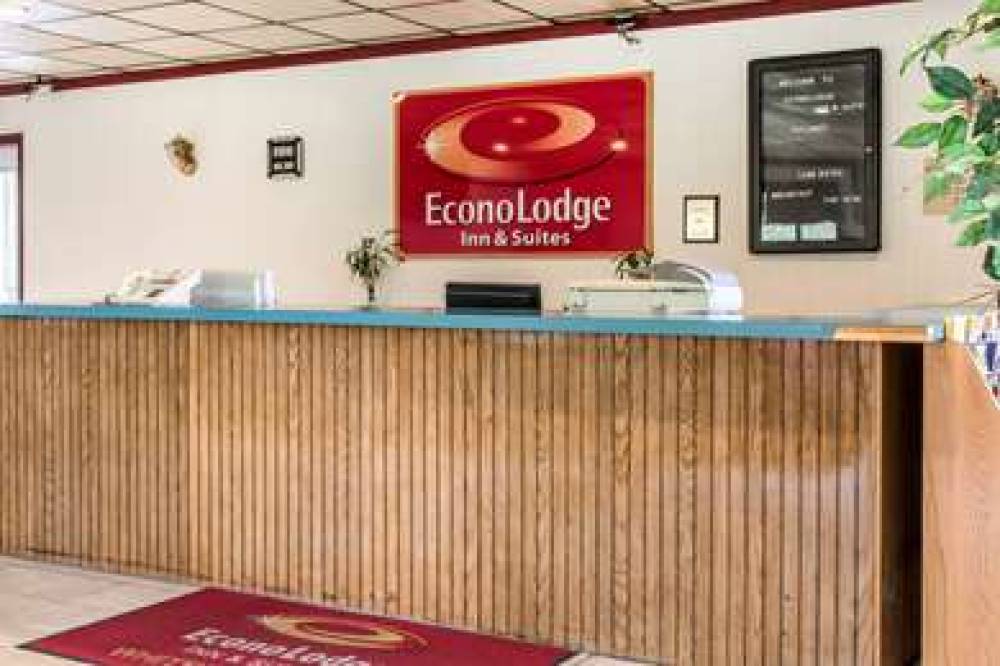 Econo Lodge Inn & Suites Near Split Rock And Harmony Lake 6