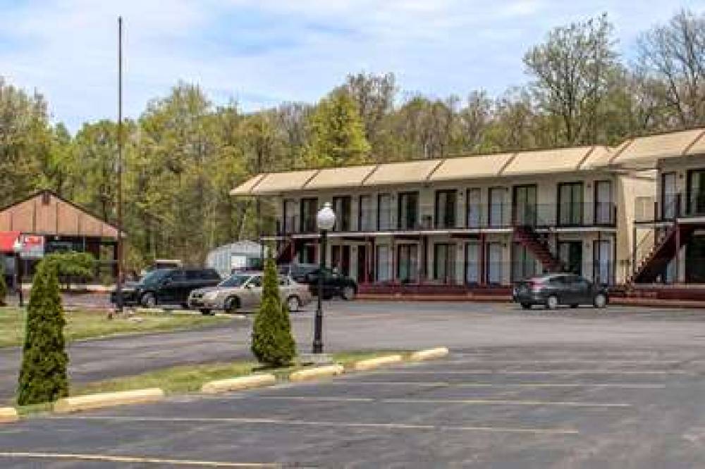 Econo Lodge Inn & Suites Near Split Rock And Harmony Lake 1