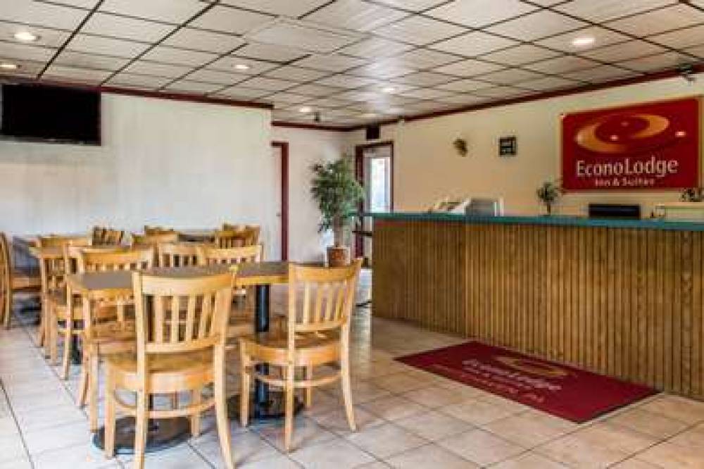 Econo Lodge Inn & Suites Near Split Rock And Harmony Lake 5