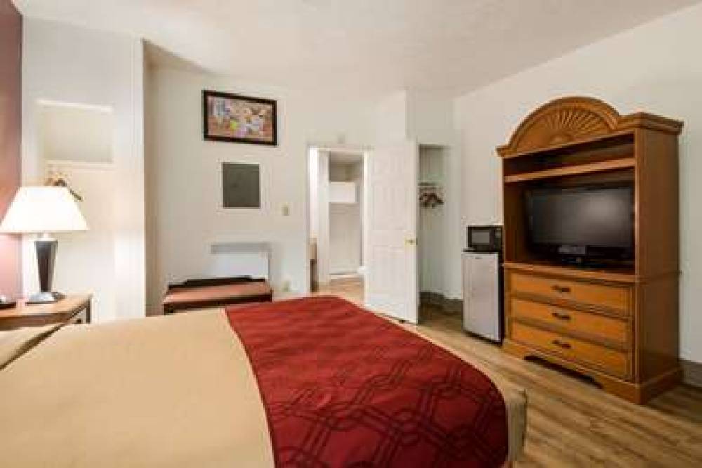 Econo Lodge Inn & Suites Near Split Rock And Harmony Lake 10