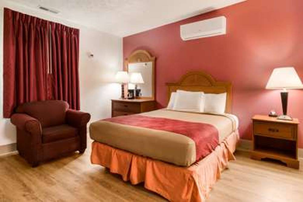 Econo Lodge Inn & Suites Near Split Rock And Harmony Lake 8