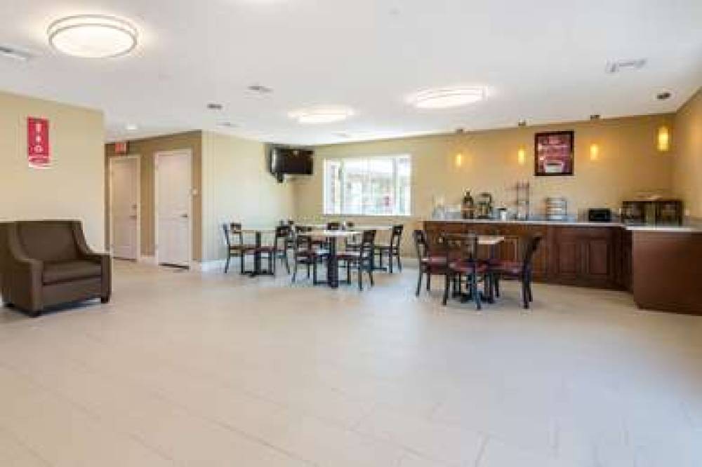 ECONO LODGE INN & SUITES NORTH LITT 6