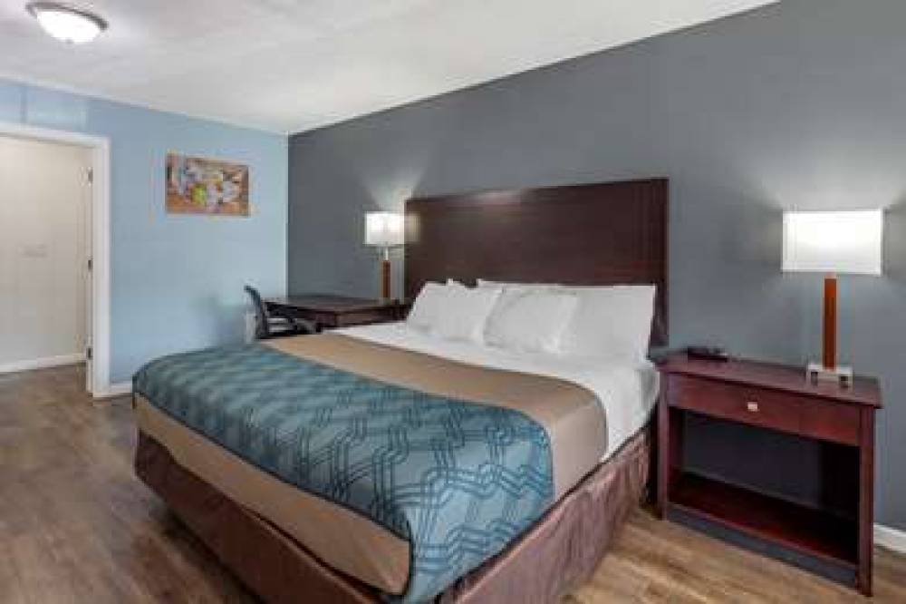 Econo Lodge Inn & Suites South 3