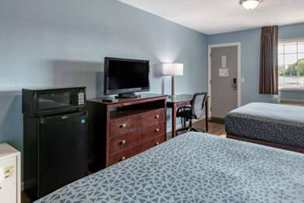 Econo Lodge Inn & Suites South 5