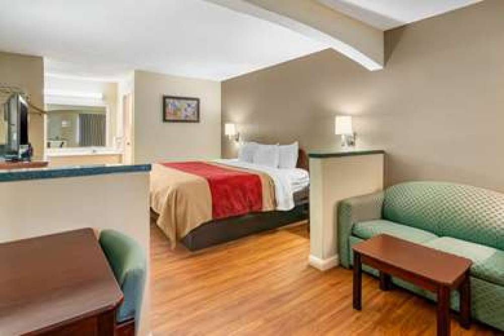 Econo Lodge Inn & Suites Southeast 5