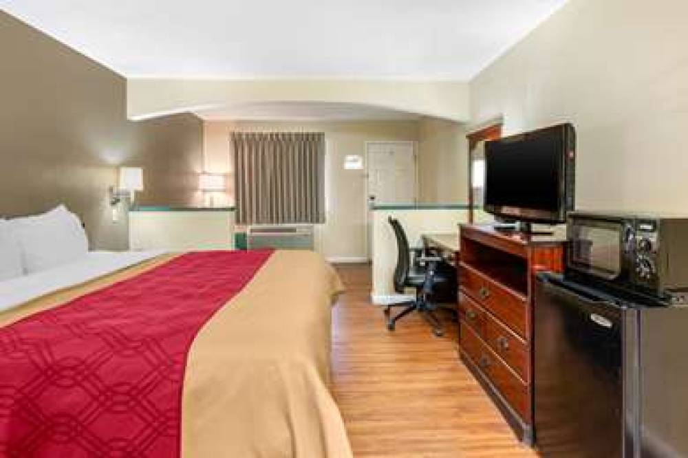 Econo Lodge Inn & Suites Southeast 7