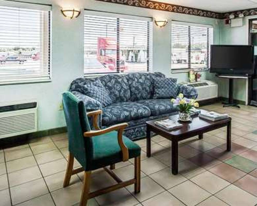 Econo Lodge Inn & Suites Southeast 2