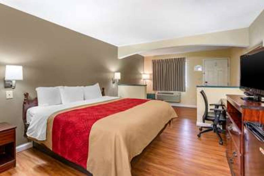 Econo Lodge Inn & Suites Southeast 4