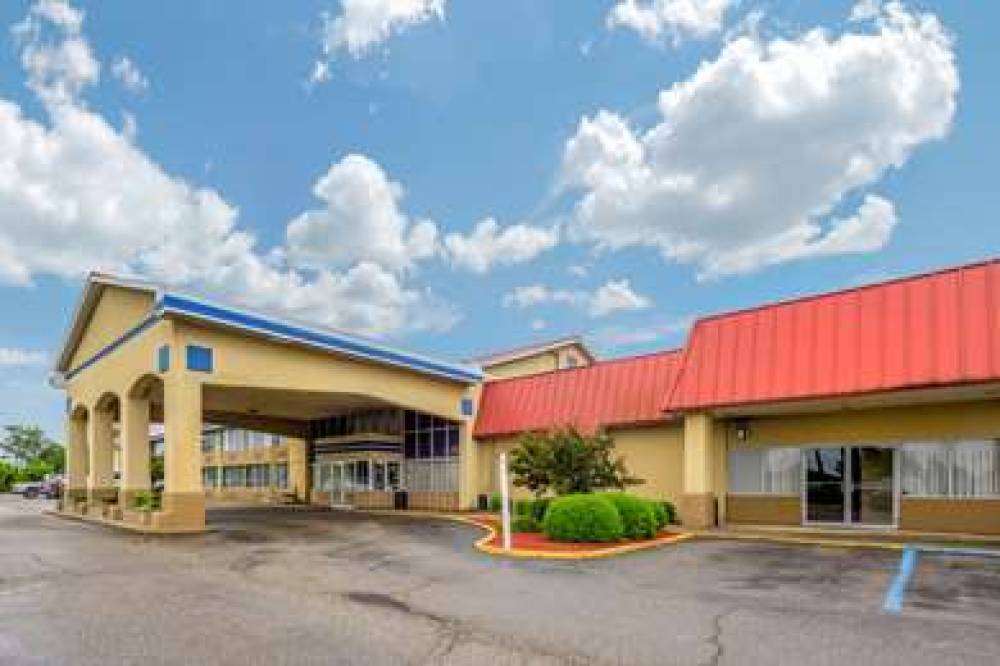 Econo Lodge Inn & Suites Triadelphia - Wheeling 1