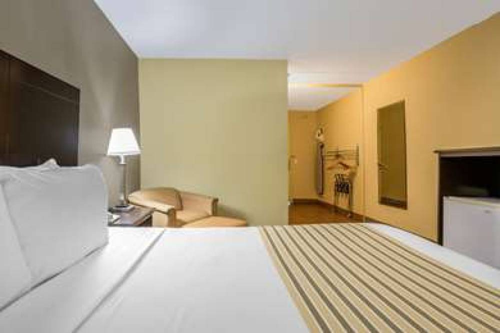 Econo Lodge Inn & Suites Triadelphia - Wheeling 8