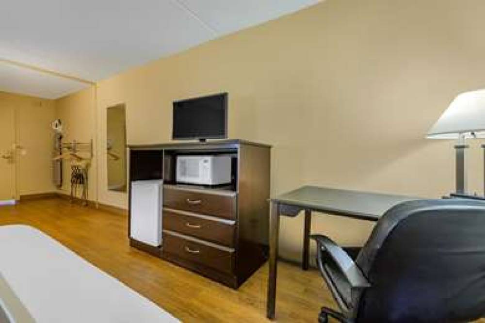 Econo Lodge Inn & Suites Triadelphia - Wheeling 9