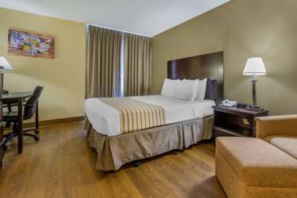 Econo Lodge Inn & Suites Triadelphia - Wheeling 7