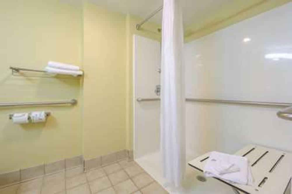 Econo Lodge Inn & Suites Triadelphia - Wheeling 10