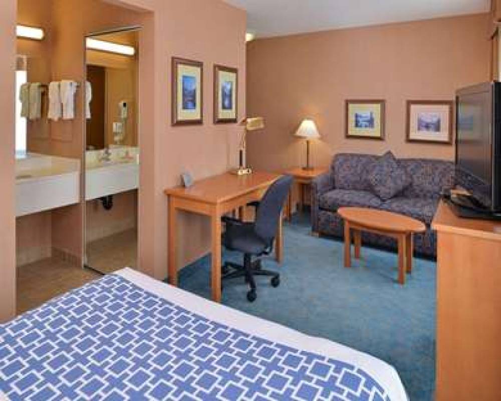 Econo Lodge Inn & Suites University 8