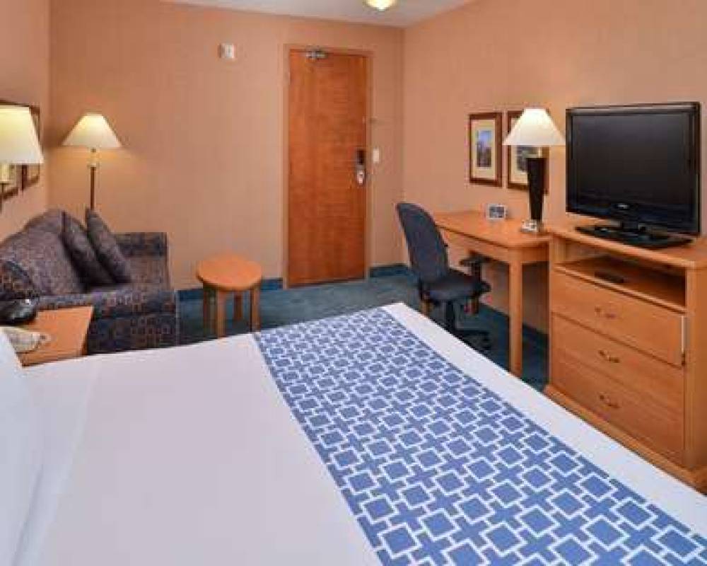 Econo Lodge Inn & Suites University 9