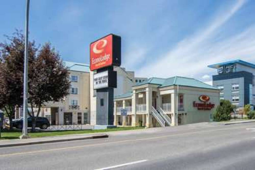 Econo Lodge Inn & Suites University 3