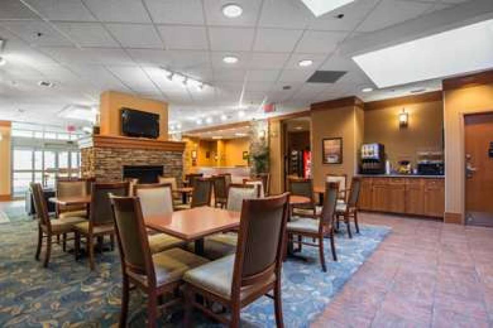 Econo Lodge Inn & Suites University 7