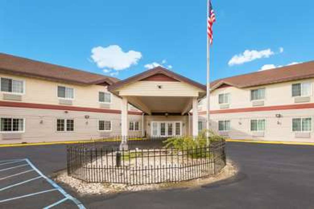 ECONO LODGE LAKE MILLS 1