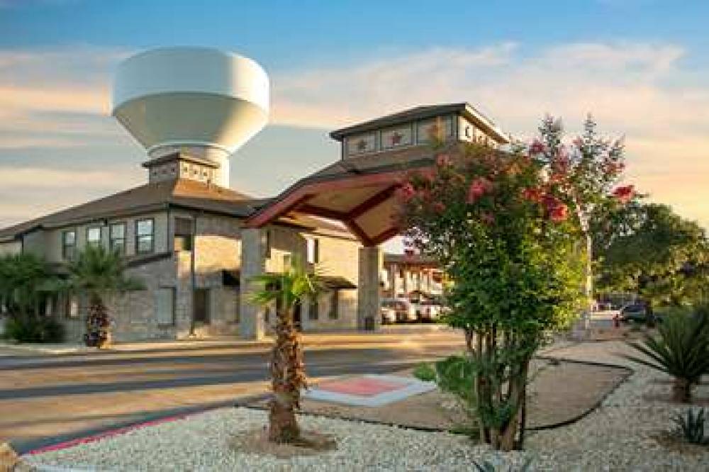 ECONO LODGE NEAR LACKLAND AIR FORCE 4