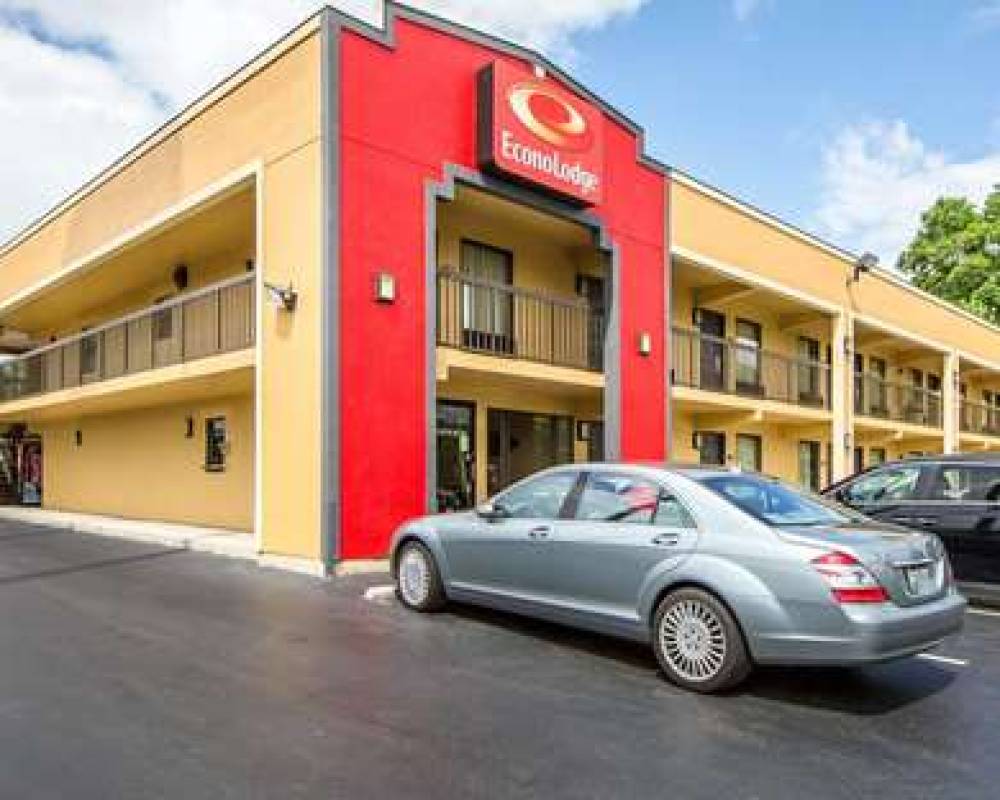 Econo Lodge North 4