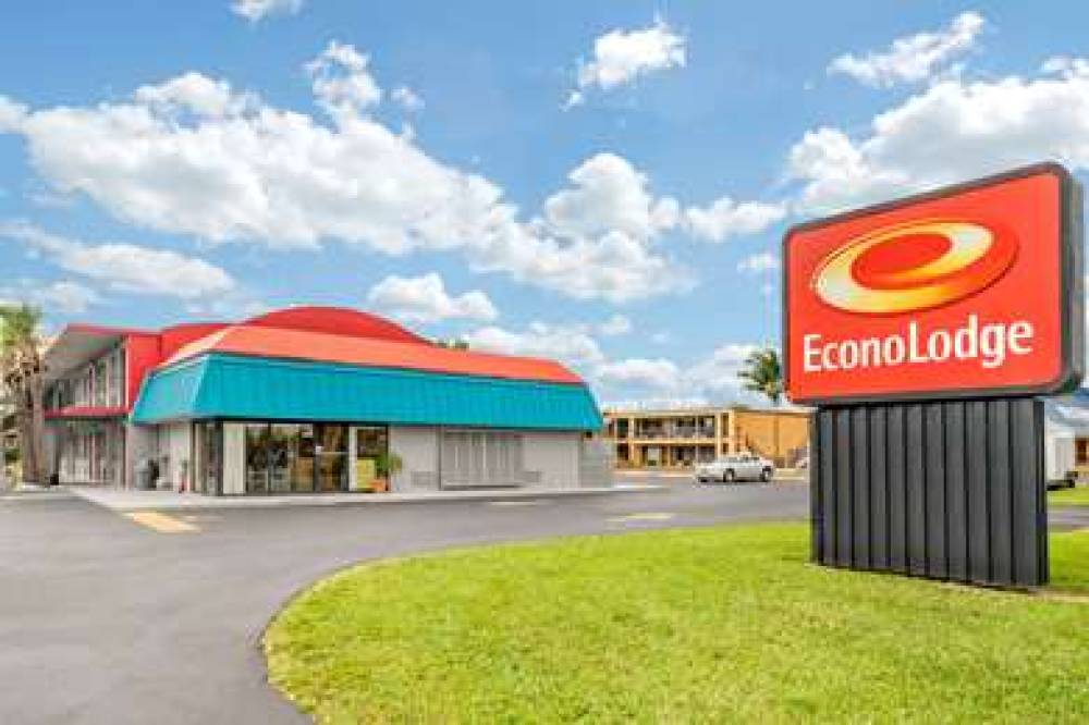 Econo Lodge North 1