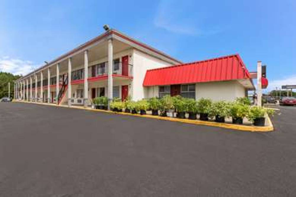 Econo Lodge North 3