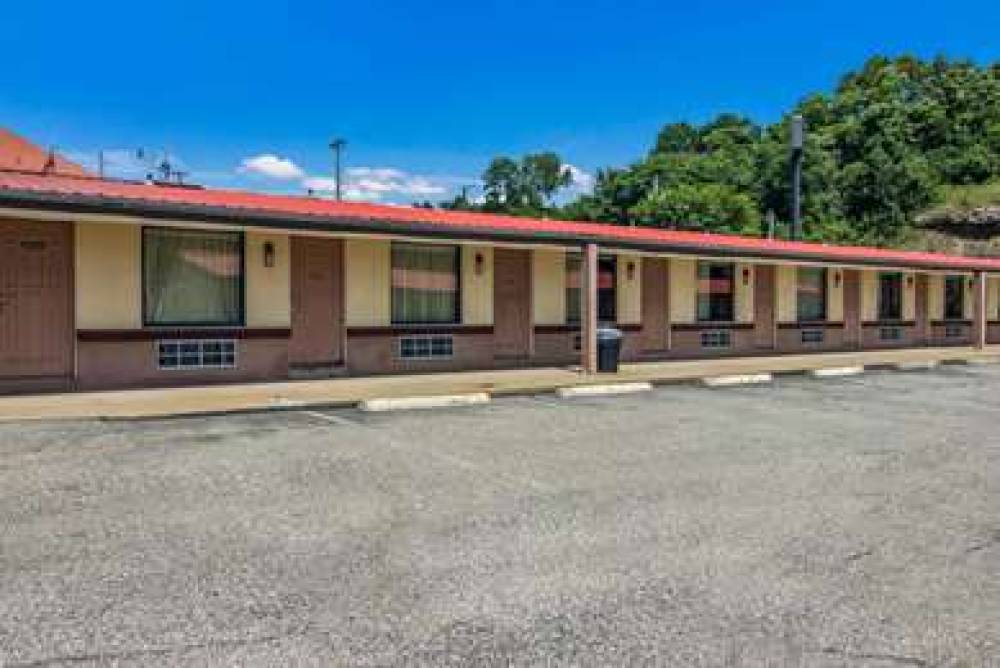 ECONO LODGE PITTSBURGH I-79 1