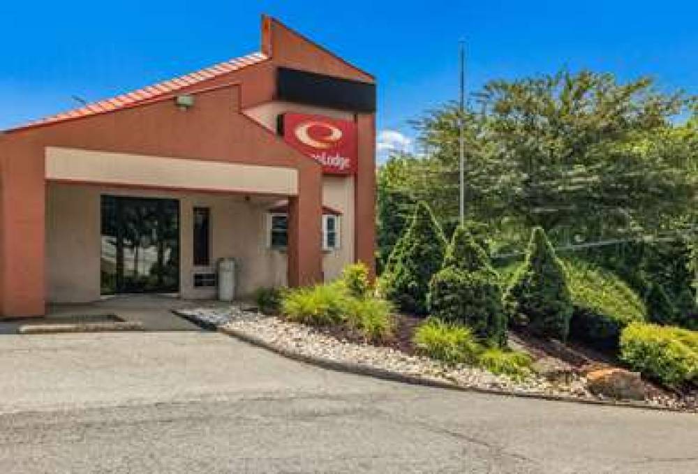 ECONO LODGE PITTSBURGH I-79 5