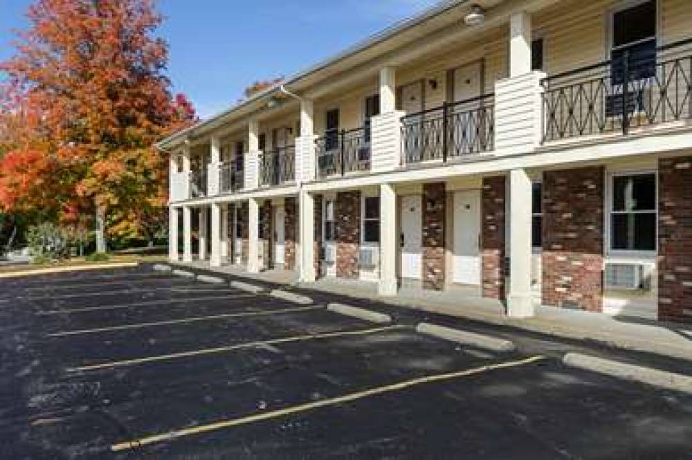 ECONO LODGE STURBRIDGE ROUTE 20 4