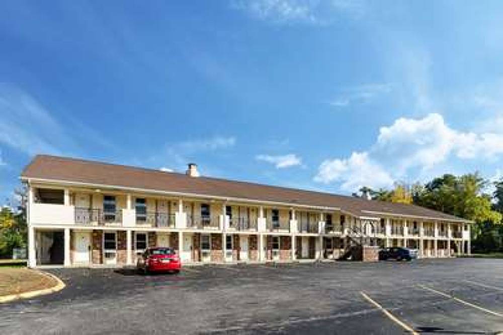 ECONO LODGE STURBRIDGE ROUTE 20 3