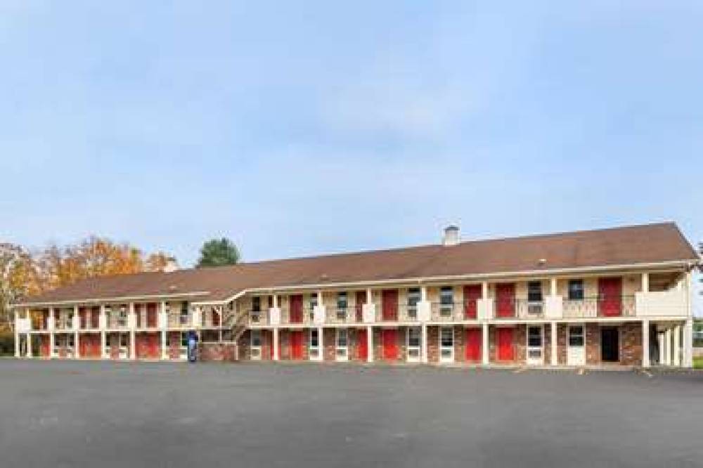 ECONO LODGE STURBRIDGE ROUTE 20 8