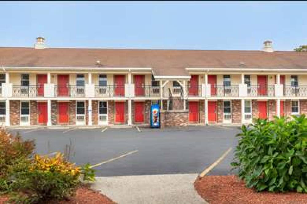 ECONO LODGE STURBRIDGE ROUTE 20 7