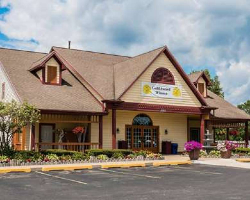 Econo Lodge & Suites 2