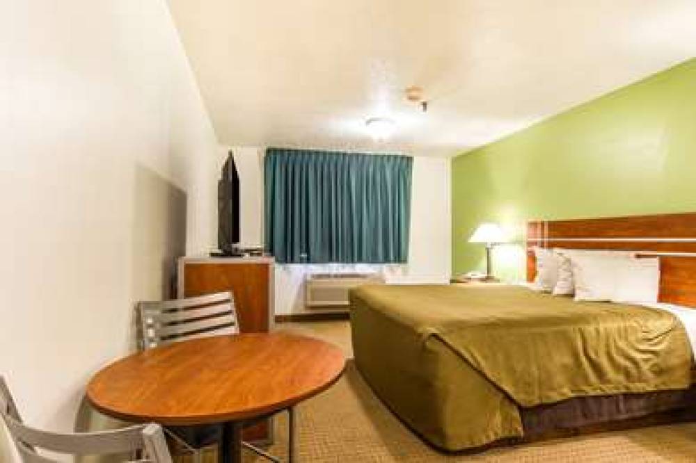 Econo Lodge & Suites 10