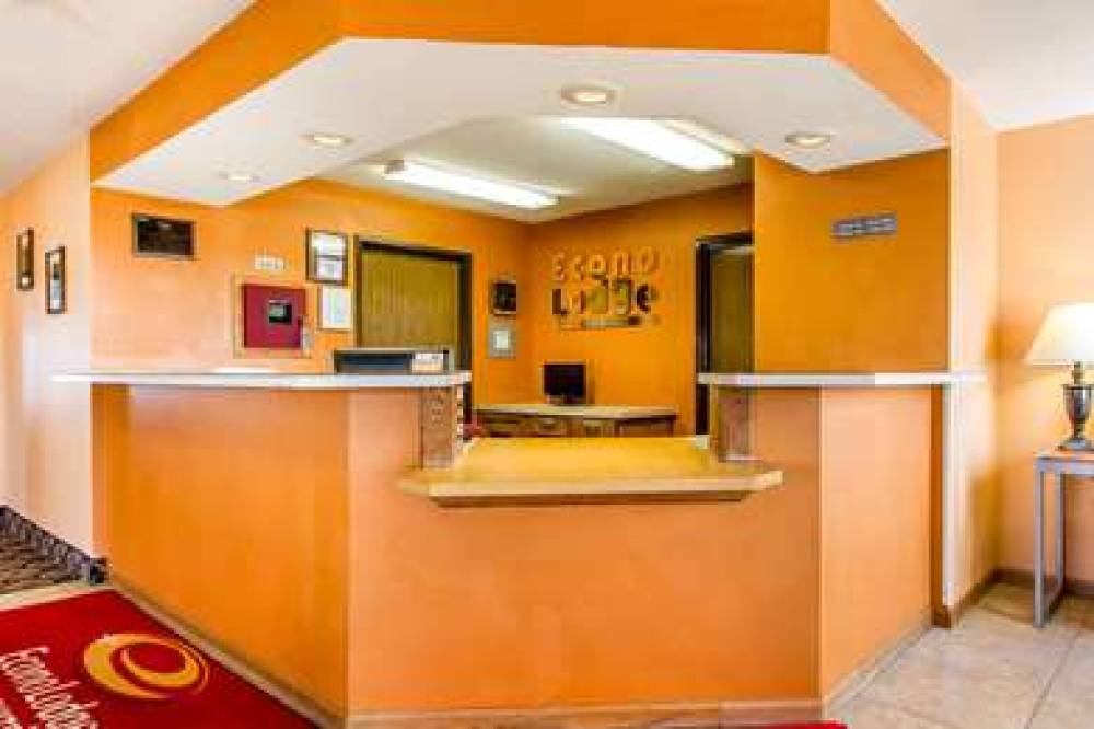 Econo Lodge & Suites 7