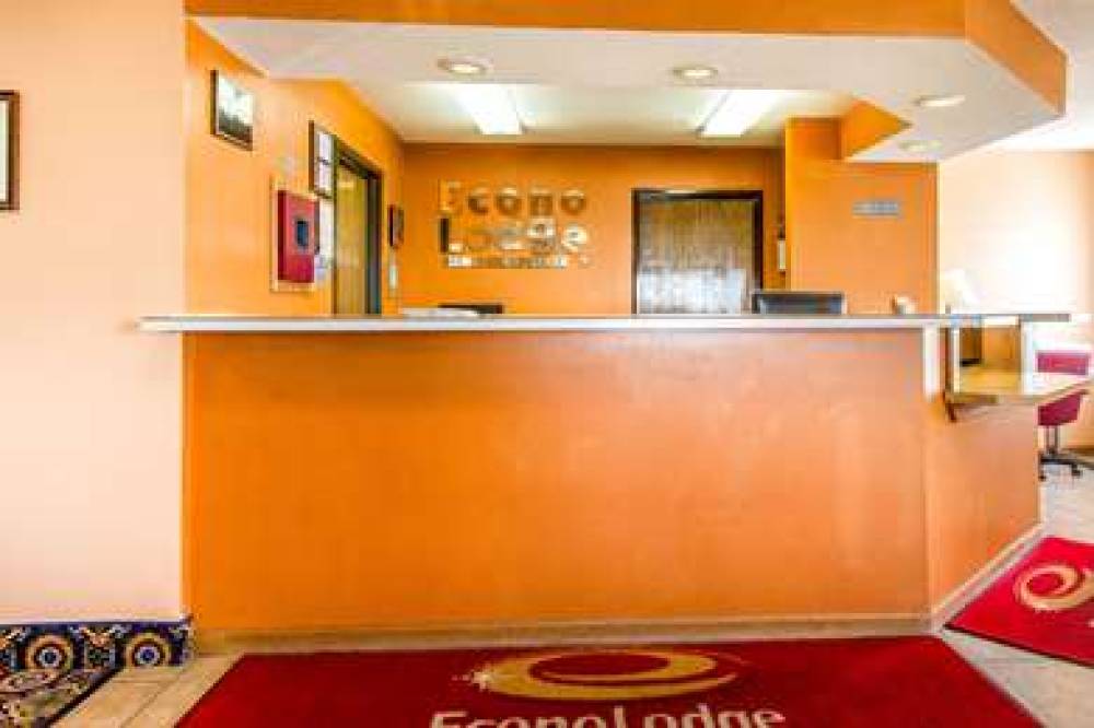 Econo Lodge & Suites 6