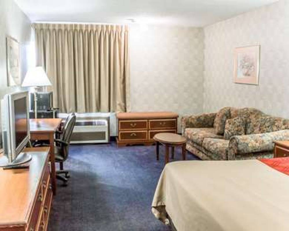 Econo Lodge & Suites 10