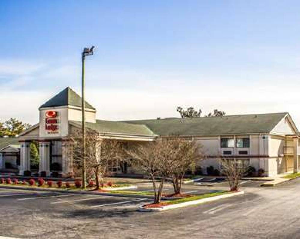 Econo Lodge & Suites 1